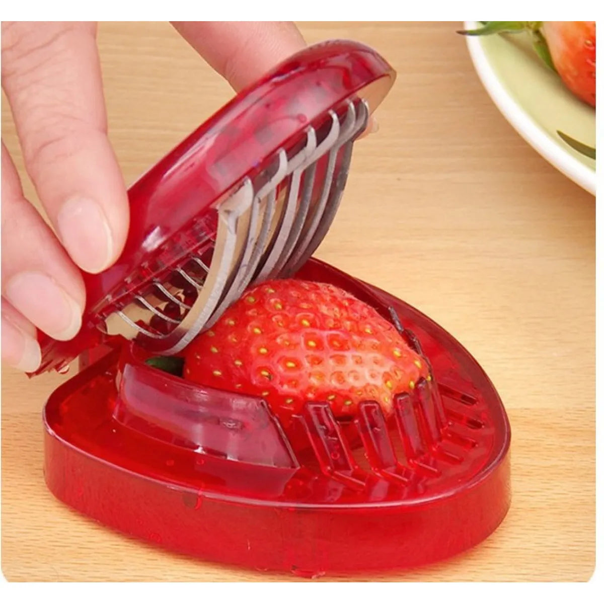 Red Strawberry Slicer Plastic Fruit Carving Tools Salad Cutter Berry